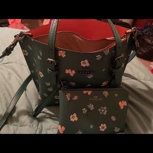 Coach Mollie Tote Mystical Floral Green Crossbody in New Condition w/wristlet